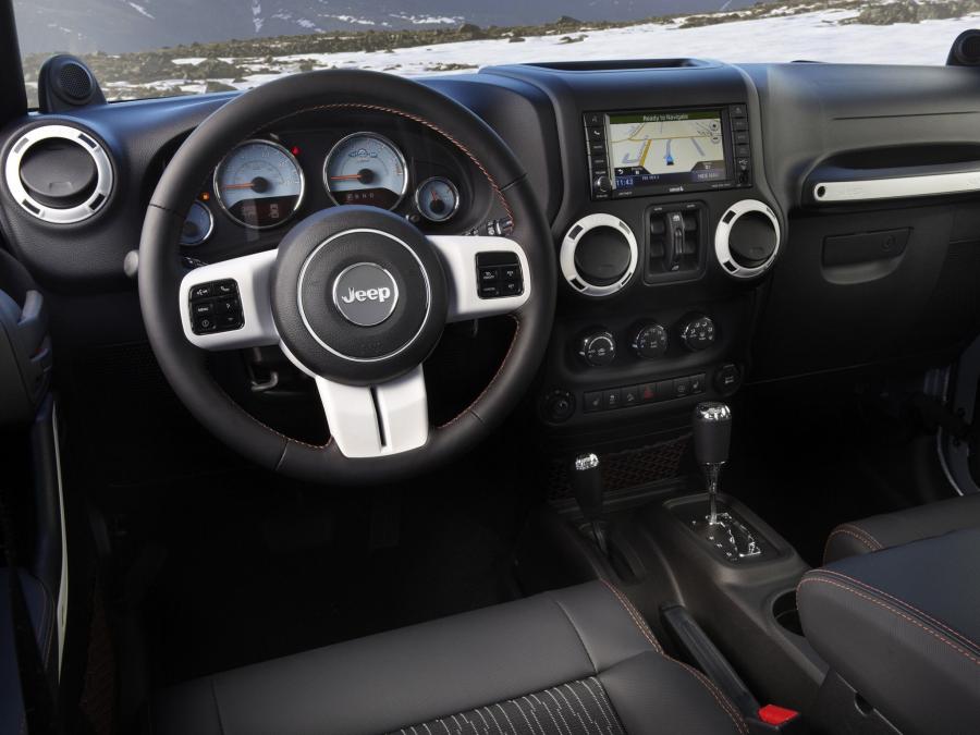  Jeep Wrangler Unlimited Arctic 2012 года  (фото 17 из 35)